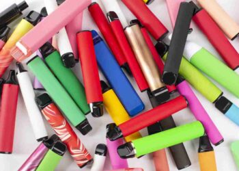 Diversi tipi di sigarette elettroniche usa e getta