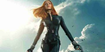 Frame del film Marvel Capitan America: The Winter Soldier in cui la Vedova Nera (Scarlett Johansson) impugna due pistole in uno sfondo nuvoloso.
