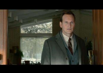 Protagonista di Vicolo Cieco in piedi vestito molto elegante