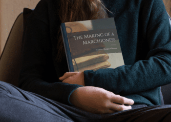 Un uomo tiene in mano un libro di Frances Hodgson Burnett