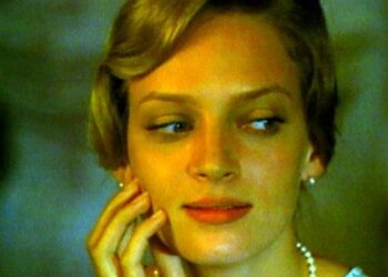 Un personaggio di "Un mese al lago" in posa con la mano sulla guancia